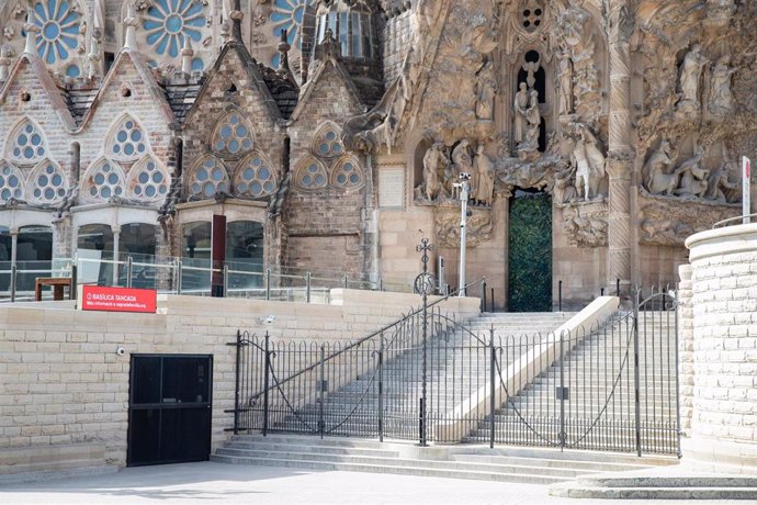 Entrada a la Basílica de la Sagrada Familia, cerrada al público durante el sexto día de confinamiento tras la declaración del estado de alarma por la pandemia de coronavirus, en Barcelona / Cataluña (España), a 20 de marzo de 2020 (archivo)