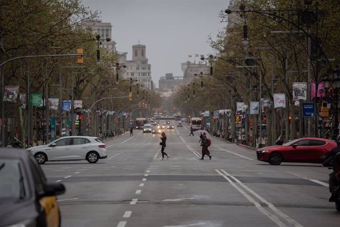 Una calle de Barcelona con poco tráfico y pocas personas en el segundo día laborable del estado de alarma por el coronavirus, en Barcelona (España), a 17 de marzo de 2020.