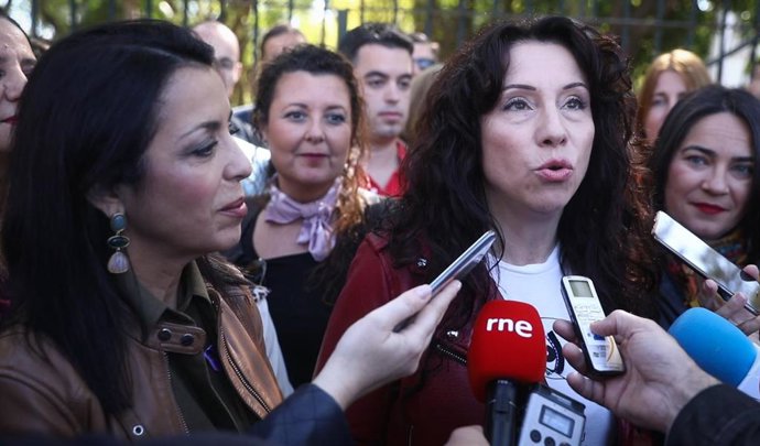 La consejera de Igualdad y Políticas Sociales, Rocío Ruiz, junto a la presidenta del Parlamento de Andalucía, Marta Bosquet 