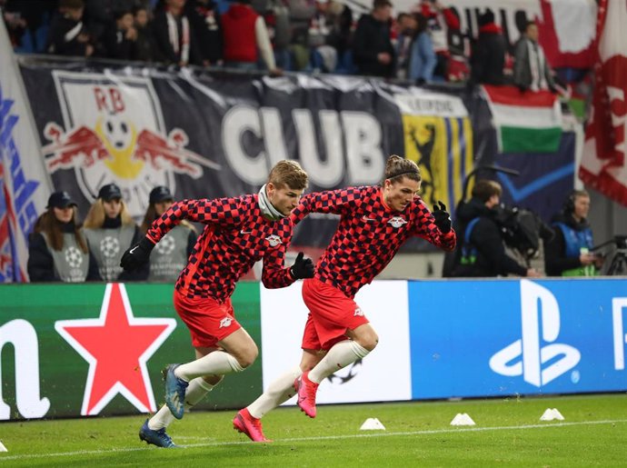 Los jugadores del Leipzig Timo Werner y Marcel Sabitzer calientan juntos en la previa al choque de Champions contra el Tottenham