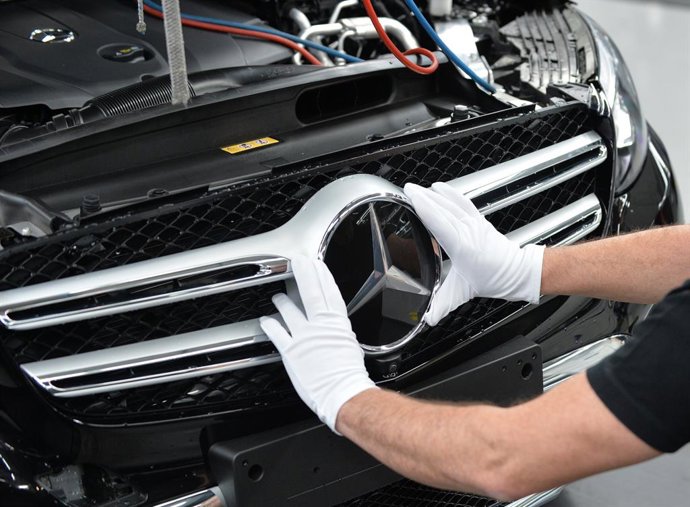 Logo de Mercedes-Benz. 