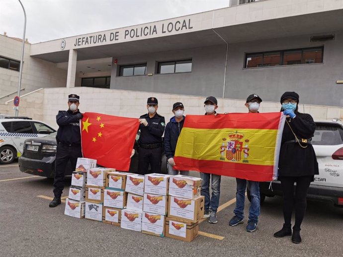 La comunidad china dona 17.000 guantes y 700 mascarillas en Almería