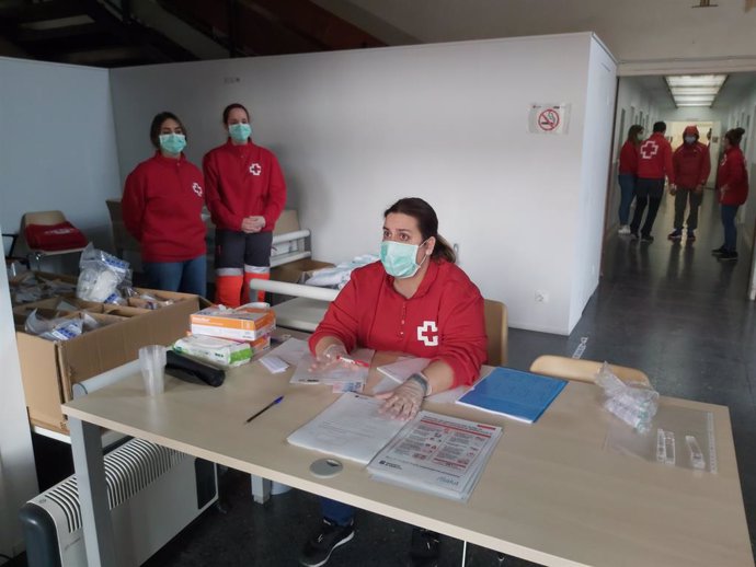 Treballadors i voluntaris de Creu Roja, en el nou dispositiu obert a Barcelona per facilitar el confinament als 'sense sostre'