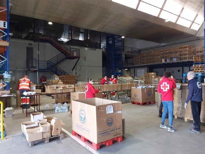 Colaboración entre voluntarios de Cruz Roja y el Banco de Alimentos de Navarra