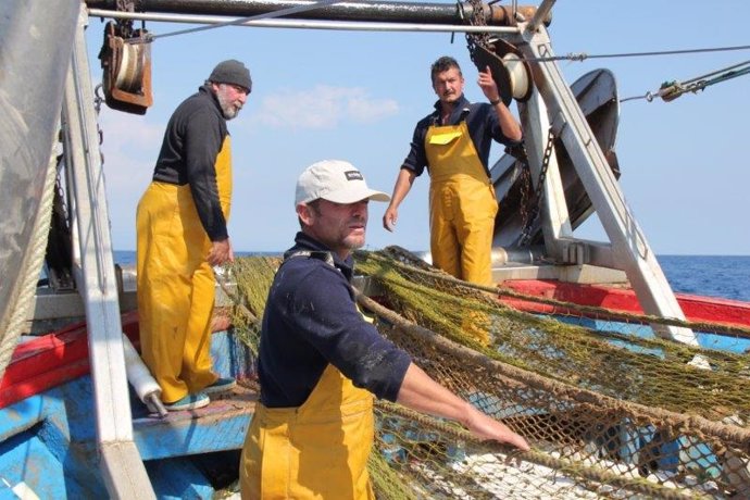 Pescadores de la Cooperativa de Armadores de Pesca del Puerto de Vigo (ARVI) recogerán redes a la deriva para reciclarlas posteriormente en fibra textil