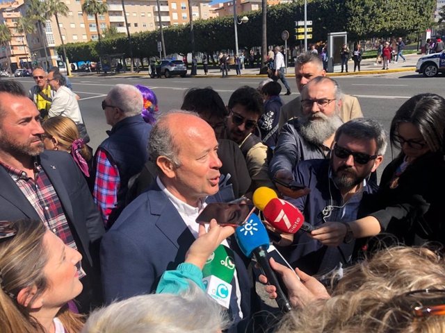 Juan Carlos Campo atiente a la prensa en Cádiz antes de la manifestación del 8M