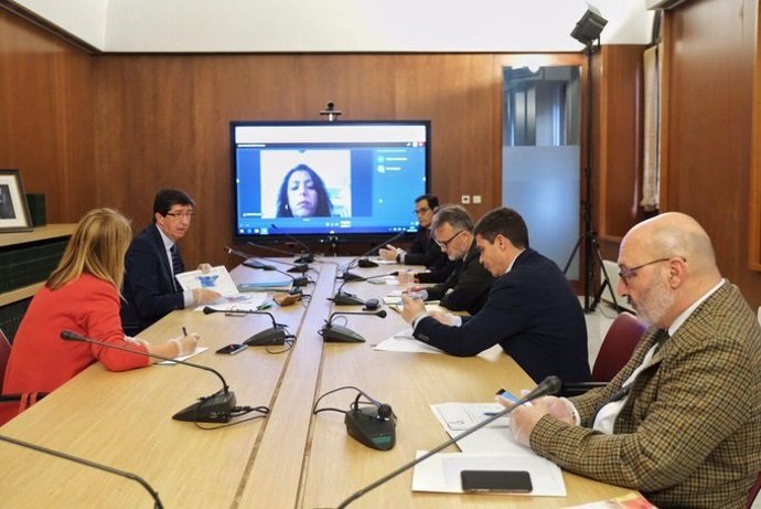 Reunión del vicepresidente de la Junta, Juan Marín, con los portavoces parlamentarios y la presidenta del Parlamento, Marta Bosquet.