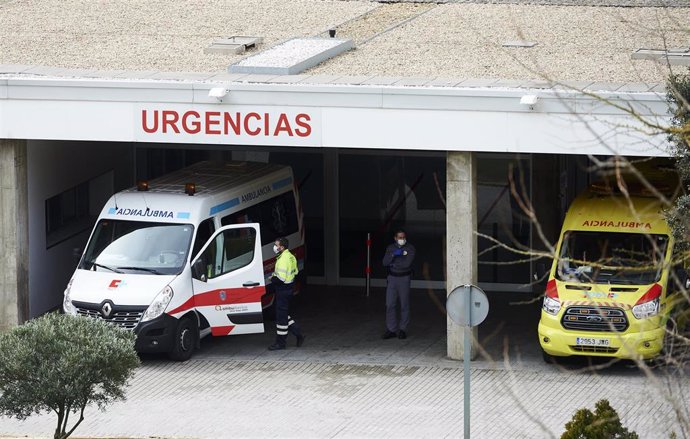 Ambulancias y personal sanitario en el Hospital Marqués de Valdecilla 