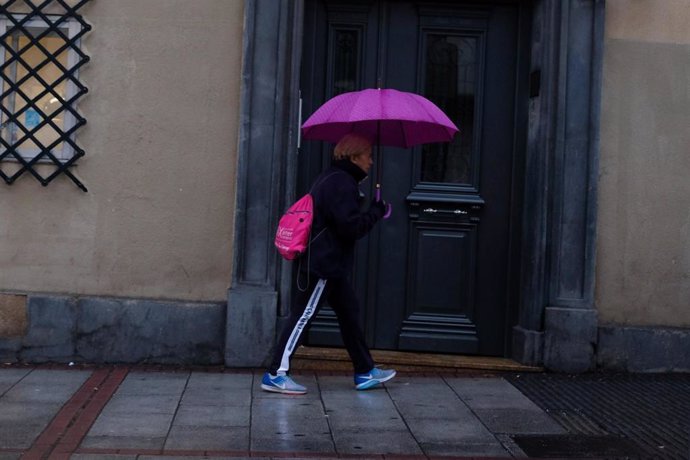 Una mujer con un paraguas por la calle