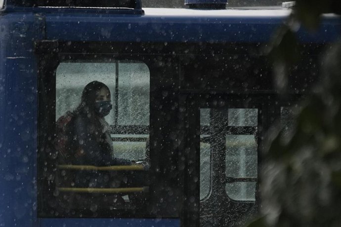 Una mujer con una mascarilla en Bogotá.