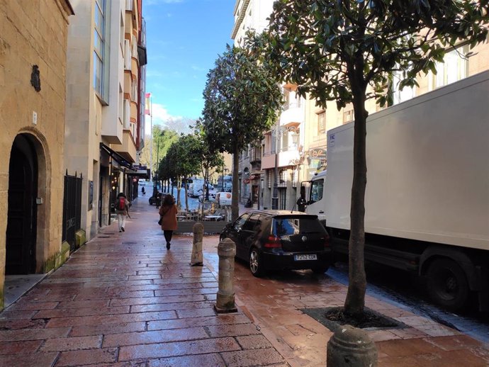Día de sol y lluvia en Oviedo, en la calle San Francisco, junto al Edificio Histórico de la Universidad.