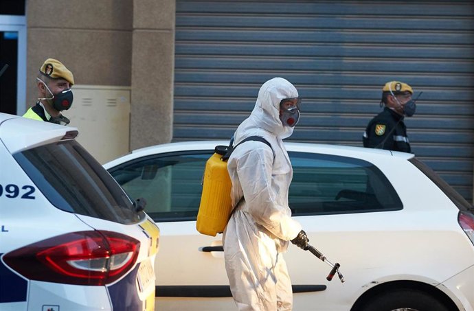 La UME desinfecta las calles de Villarreal (Castellón)