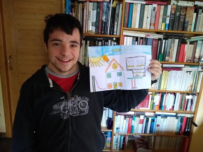 Los jóvenes de Down Huesca animan a quedarse en casa con sus arcoíris para frenar el COVID-19.