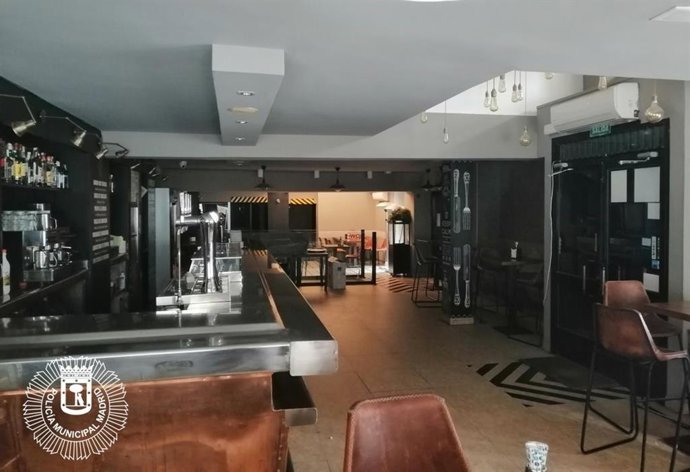 Imagen de una cafetería del distrito Centro desalojada por saltarse el estado de alarma decretado contra el coronavirus.