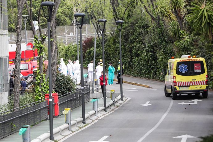 Militares de la UME totalmente protegidos se preparan para desinfectar la parte de urgencias y una planta del Hospital de La Paz donde se lucha contra el coronavirus, en Madrid (España), a 18 de marzo de 2020.