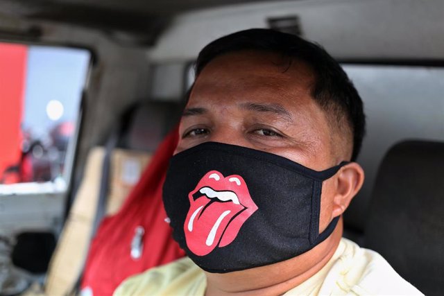 Un chófer con mascarilla en Manila, Filipinas