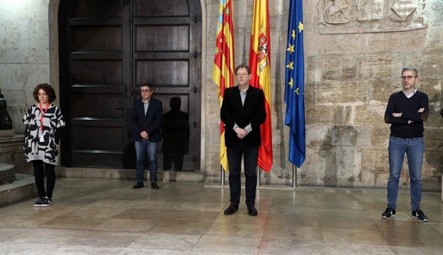 Tres minutos de silencio en el Palau de la Generalitat