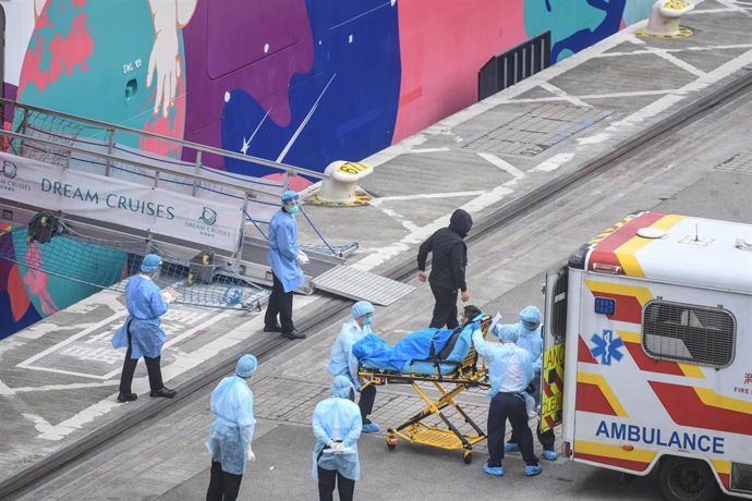 Enfermo desembarcado de un crucero e ingresado en una ambulancia
