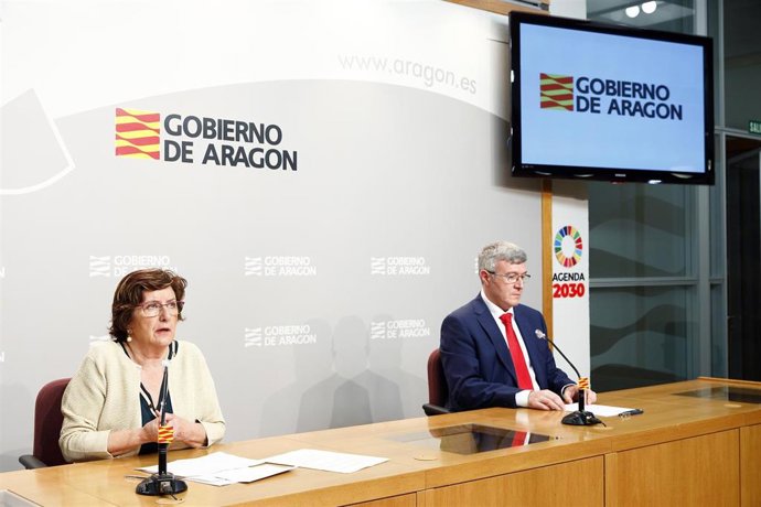 La consejera de Ciudadanía y Derechos Sociales del Gobierno de Aragón, María Victoria Broto, y el director del IASS, Joaquín Santos