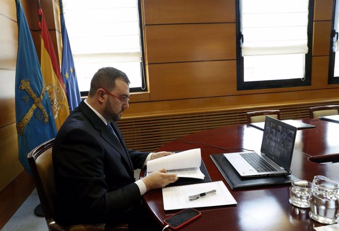 El presidente asturiano Adrián Barbón durante la videoconferencia con pedro Sánchez y los demás presidentes autonómicos.