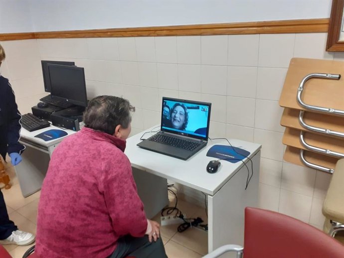 Momento de una videollamada en una residencia de la Diputación (Foto de archivo).