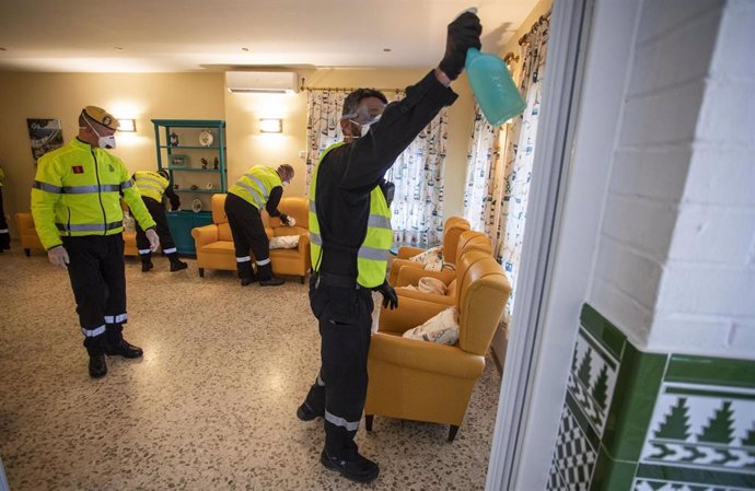 La UME desinfecta residencias de mayores en Huelva