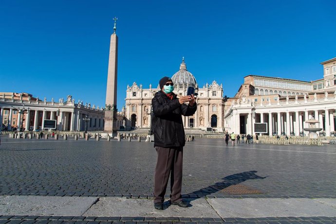 Deserted St Peter's Square due to Coronavirus