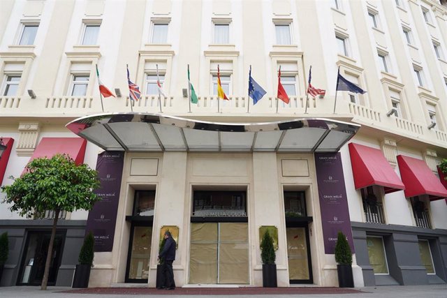 El hotel Colón de Sevilla, cerrado  a consecuencia del coronavirus, en Sevilla (España), a 18 de marzo de 2020.