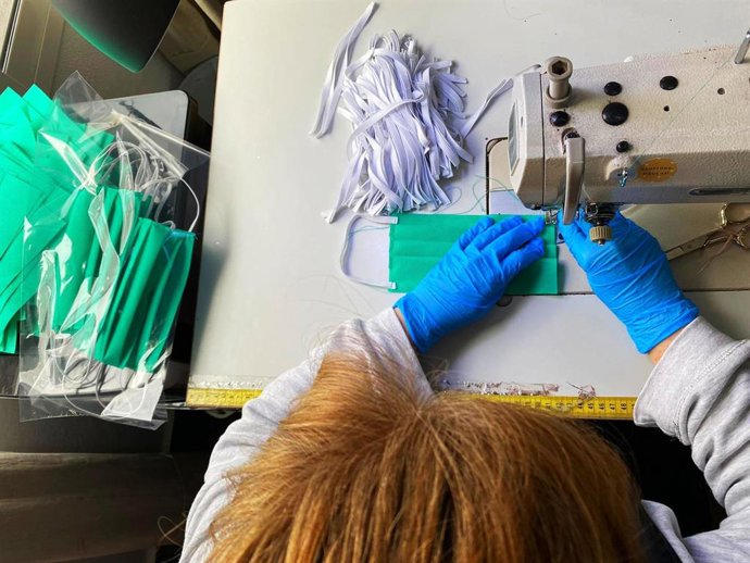 Una costurera confecciona una mascarilla