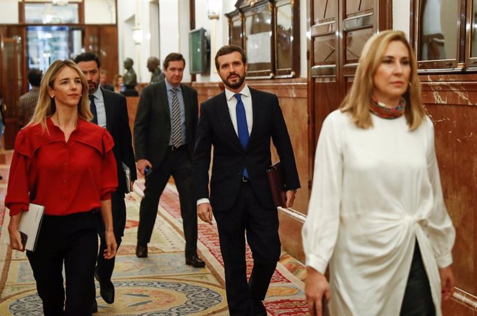 La portavoz del grupo popular, Cayetana Álvarez de Toledo, y el líder del PP, Pablo Casado, asisten al Pleno del Congreso sobre el coronavirus. Madrid, a 18 de marzo de 2020.