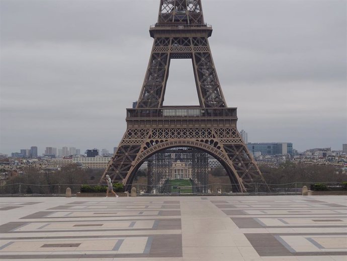 Los Campos Elíseos y la Torre Eiffel, vacía por la epidemia de coronavirus