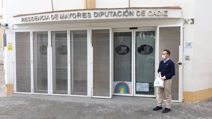 El diputado de Bienestar Social de la Diputación de Cádiz, David de la Encina, ante la residencia de mayores de la capital gaditana
