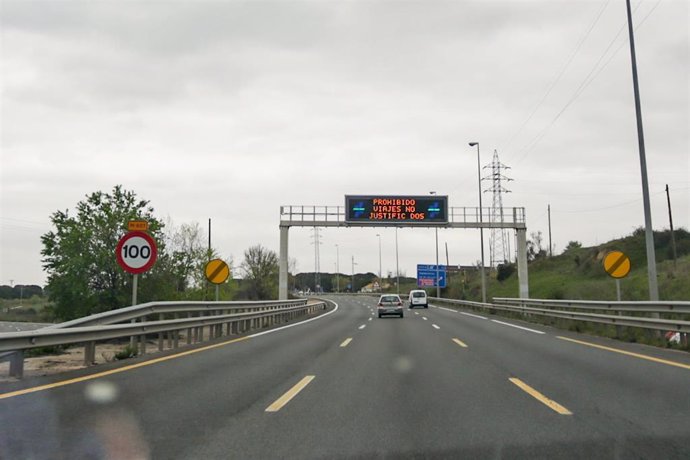 Cartel luminoso en una carretera en el que se lee 'Prohibido viajes no justificados', durante el sexto día de confinamiento desde que el Gobierno decretó el estado de alarma, en Madrid (España) a 20 de marzo de 2020.