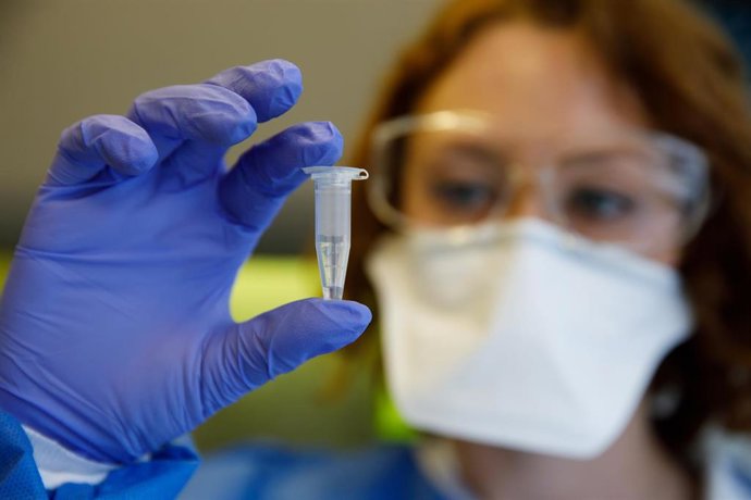 Muestra para prueba del coronavirus en Tel Aviv