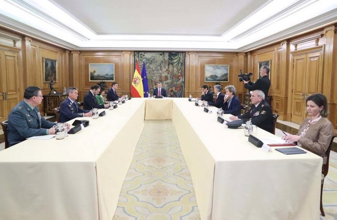 El Rey Felipe VI se reúne con el presidente del Gobierno, Pedro Sánchez, y el Comité de Gestión Técnica del Coronavirus en la Zarzuela el 18 de marzo de 2020.
