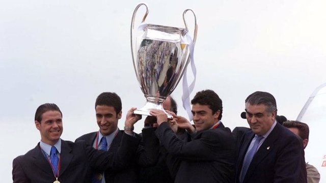 Fernando Redondo, Raúl González, Manolo Sanchís y Lorenzo Sanz con la Séptima Copa de Europa