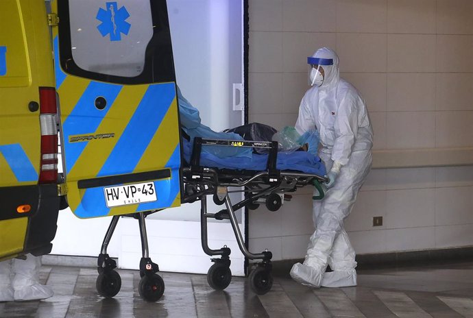 Traslado de un sospechoso de coronavirus en el hospital regional de Talca, Chile