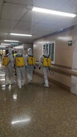 Efectivos de la UME desinfectan el Hospital Regional de Málaga el pasado 20 de marzo