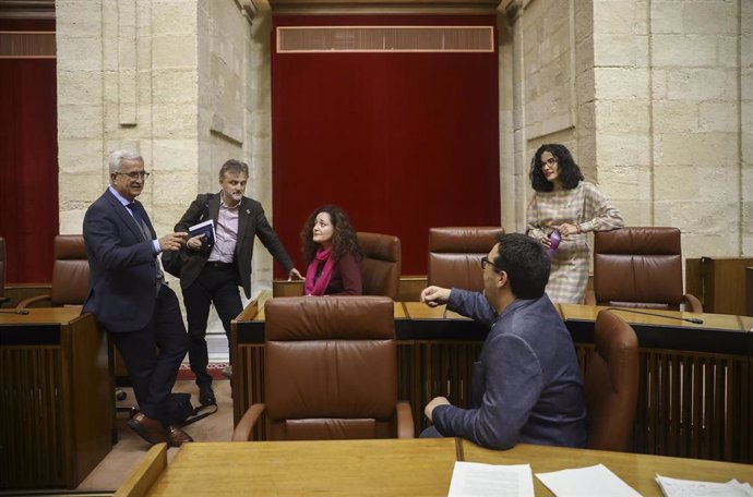 El portavoz del grupo parlamentario socialista, José Fiscal (2i),  conversa con diputados del grupo parlamentario Adelante Andalucía, en una imagen de archivo en el Parlamento.