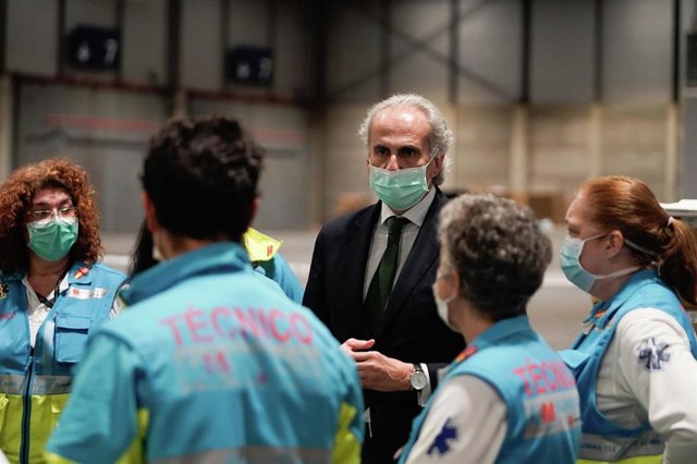 El consejero de Sanidad, Enrique Ruiz Escudero, conversa con profesionales sanitarios desplegados en Ifema.