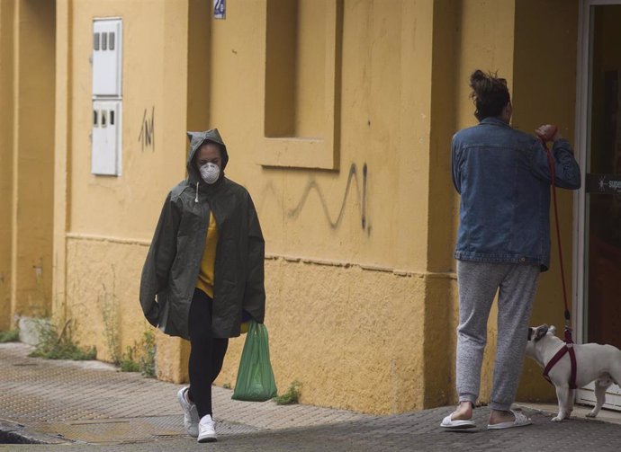 Dos personas transitan por el barrio de San Jerónimo durante el sexto día de confinamiento por coronavirus, en Sevilla