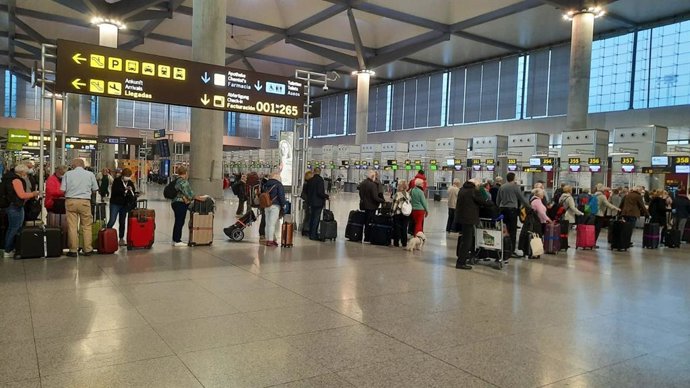 Cola de embarque en el aeropuerto de Málaga este domingo 22 de marzo de 2020