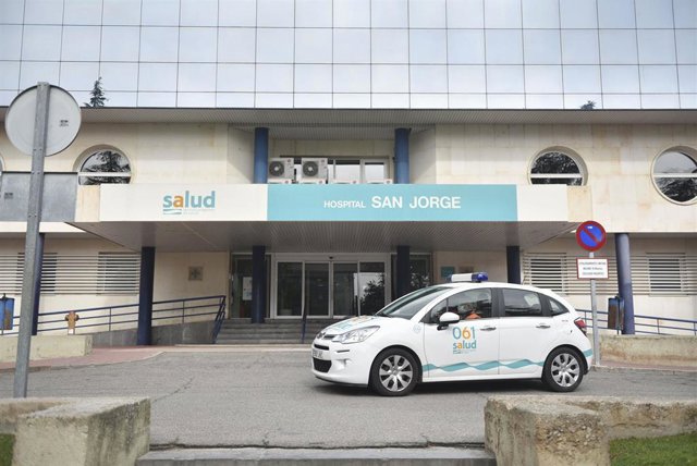 Una sanitaria abandona con un coche de uso hospitalario el Hospital San Jorge en Huesca durante el cuarto día laboral en el estado de alarma en el país por el coronavirus, en Huesca, Aragón (España), a 19 de marzo de 2020.