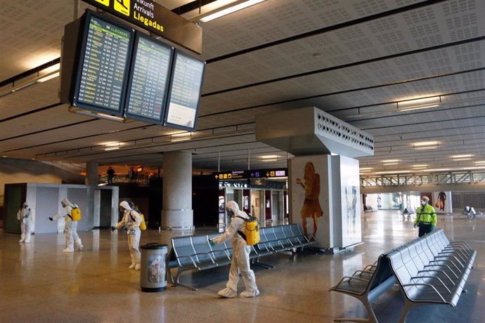 Despliegue de la Unidad Militar de Emergencias (UME) en las inmediaciones del aeropuerto de Málaga Pablo Picasso, realizando labores de contingencias por el Covid-19. Málaga a 16 de marzo del 2020