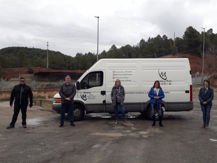 La alcaldesa de Teruel, Emma Buj, recibe la donación de la empresa Giménez y Muñoz