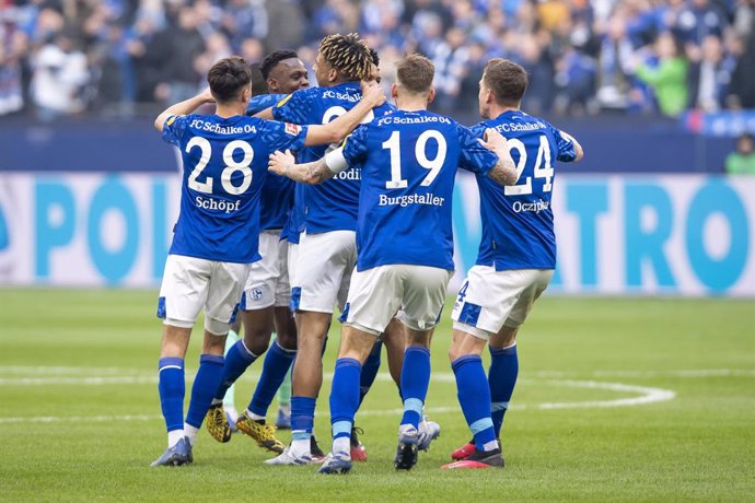 Fútbol.- El Schalke 04 congela sus negociaciones de fichajes y bajas por el coro