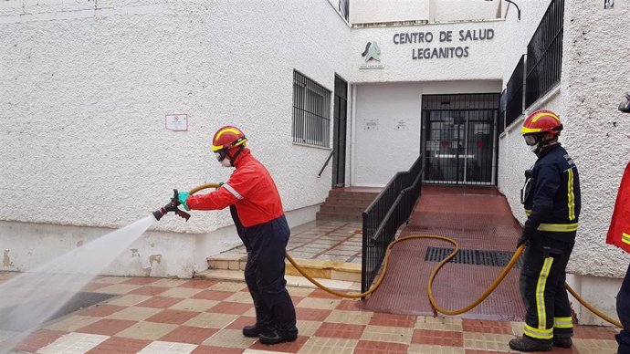 Bomberos de Marbella trabajarán tres veces al día en la desinfección exterior de centros de salud, ambulatorios y parques de bomberos.