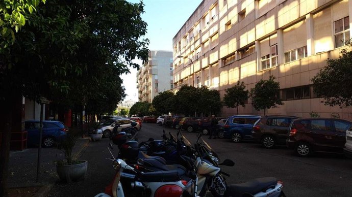 Calle sin tráfico en Sevilla a primera hora de este lunes (Foto de archivo).