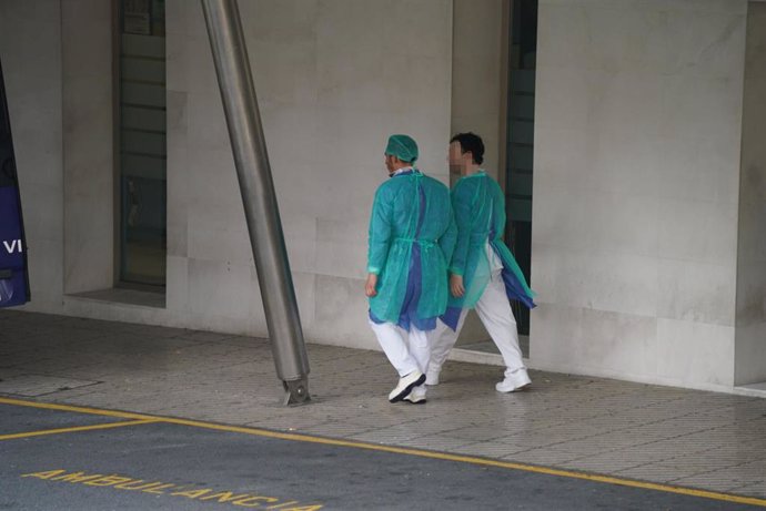 Dos sanitarios andan en el exterior del Hospital Universitario Cruces, uno de los hospitales públicos vascos de referencia para infectados por coronavirus, en Bilbao/Euskadi (España) a 19 de marzo de 2020.