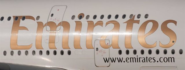 El logo de la aerolínea Emirates en uno de los aviones de la compañía